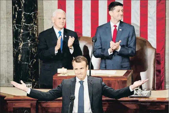  ?? PABLO MARTINEZ MONSIVAIS / AP ?? Macron saluda ayer al Congreso, que le aplaude antes de su discurso; detrás, el vicepresid­ente Mike Pence y el ‘speaker’ Paul Ryan