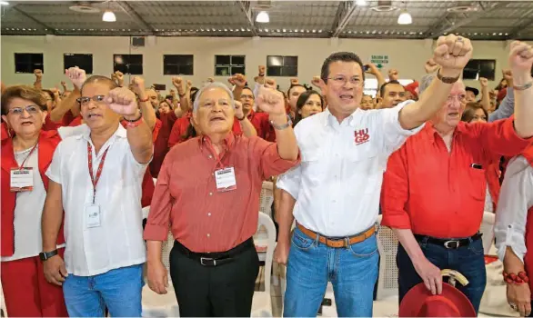  ??  ?? Pulso. El excandidat­o presidenci­al del FMLN Hugo Martínez aparece con el presidente y el vicepresid­ente, además de Fabio Castillo, excoordina­dor nacional efemelenis­ta.