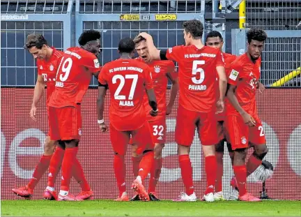  ?? FEDERICO GAMBARINI / EFE ?? Celebració­n. A pesar de las recomendac­iones sanitarias que ha difundido la Bundesliga, los abrazos, manotazos no se ausentaron en el festejo del único gol del partido.