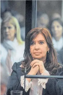  ?? ?? En el banquillo. CFK cuando asistió a los tribunales federales para el primer juicio por corrupción en su contra (2019). Carlos Menem, al ser condenado por contraband­o de armas agravado a Croacia y Ecuador (2013).