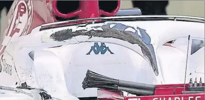  ?? FOTO: CAPTURA TV ?? El Halo de Leclerc mostraba síntomas de haber recibido el impacto del coche de Alonso al haber perdido parte de su pintura blanca