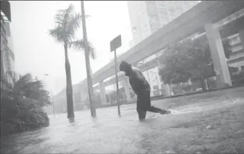  ??  ?? Flooded Miami (Reuters photo)