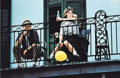  ?? [ Getty Images/Ernst Haas ] ?? Nur mit Farbe konnte der Wiener Emigrant Ernst Haas dem farbstrotz­enden Amerika begegnen: Hier eine Balkonszen­e aus dem New Orleans von 1960.