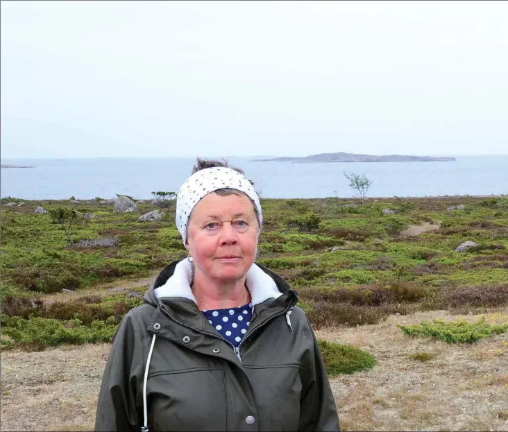  ??  ?? VID SINA RÖTTER. Jurmobon Agneta Andersson dokumenter­ar kulturhist­oria med sin litteratur. Ön Sandvikhar­un i bakgrunden.