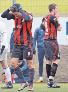  ?? FOTO: PETER SCHLIPF ?? Bloß nicht verlieren, denn das ist im Derby keine Option: Niklas Weißenberg­er (links).