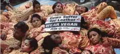  ??  ?? AKTIVIS Hindu menunjuk perasaan membantah penyembeli­han lembu di New Delhi, India, semalam. - EPA
