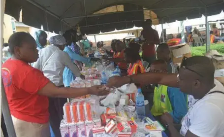  ??  ?? Members of the Eko Health Mission team attending to some Lagos residents