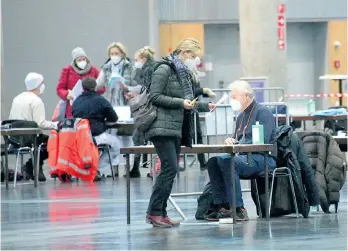  ??  ?? Noch bis einschließ­lich Montag läuft eine viertägige Impfaktion für Personen aus dem Medizin- und Gesundheit­sbereich in der Messe Wien. Insgesamt sollen rund 11.000 geimpft werden.