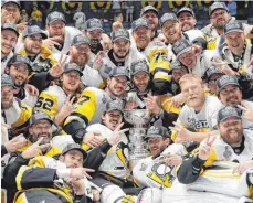  ?? FOTO: DPA ?? So sehen Sieger aus: Die Pittsburgh Penguins feiern den Cup.