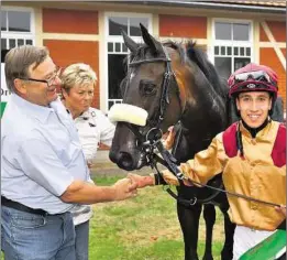  ??  ?? Der italienisc­he Jockey Marco Casamento (r.) nach seinem Sieg auf Lessing.