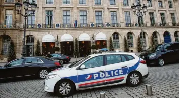  ?? Foto: Michel Euler, AP, dpa ?? Am Tag nach dem Überfall ermittelte die Polizei rund um das Pariser Ritz Hotel. Es gehört dem Vater von Lady Dis Geliebtem Dodi Al Fayed, der 1997 mit der Prinzessin bei einem Unfall starb.