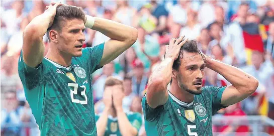  ?? Michael DalDer / reUTerS ?? Gómez y hummels, shockeados por la eliminació­n; pese a ello, la federación quiere sostener el proyecto de löw