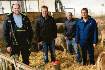  ?? Foto: Sammlung Schütz ?? Wollen sich am Freitag mit den Kunden auf dem Wochenmark­t in Krumbach unterhalte­n (von links): Stephan Leichtle, Michael Schütz, Andreas Liebhaber und Alexander Schütz.