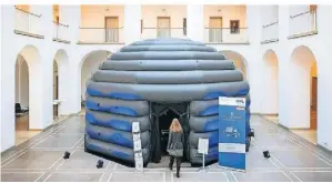  ?? FOTO: LWL/STEINWEG ?? Das „Pop-up-Planetariu­m“wird in der Turnhalle an der Bredderstr­aße aufgebaut.