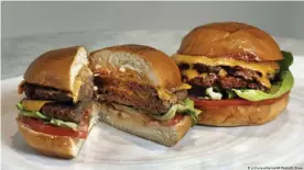  ??  ?? No lo parecen, pero lo son: hamburgues­as veganas