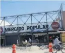  ?? FOTO: PAULINO FONSECA ?? > El mercado popular recibe pocos clientes desde que inició su remodelaci­ón.