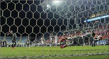  ??  ?? ALL SquAre: Ireland’s Jeff Hendrick (main) in action against Costa Rica in Philadelph­ia where Robbie Keane had a penalty saved (right) as manager Martin O’Neill (left) saw his side fail to win for a fifth match in a row