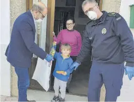  ?? EL PERIÓDICO ?? Atención. El alcalde junto a sus vecinos en los momentos más duros.