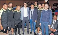  ??  ?? Matallanas estuvo acompañand­o a Lopetegui, a la izquierda con el presidente del Elche y canteranos.