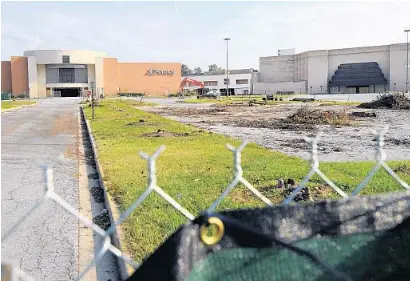  ?? LLOYD FOX/BALTIMORE SUN PHOTOS ?? Three decades ago, the Owings Mills Mall opened with great fanfare as an upscale shopping destinatio­n. Now surrounded by fences and being torn down, it could be replaced by an open-air shopping center or an office building.