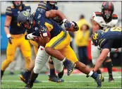  ?? KARL MONDON — STAFF PHOTOGRAPH­ER ?? Cal running back Christophe­r Brown Jr. and his teammates found yardage hard to pick up against Oregon State.