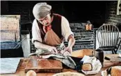  ?? MYSCHA THERIAULT/TNS ?? The kitchen staff at the Colonial Williamsbu­rg Governor’s Palace prepares food according to period tradition.