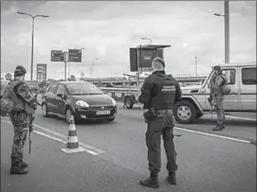  ??  ?? Een marechauss­ee en twee militairen voeren controles uit bij Schiphol.