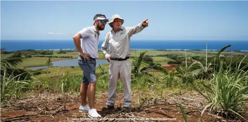  ??  ?? Louis Oosthuizen­l (g) et Peter Matkovich sur le site du nouveau parcours