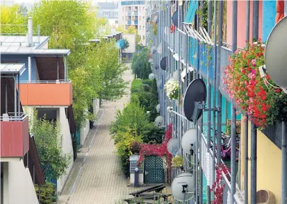  ??  ?? Die Gesiba schafft günstigen Wohnraum – wie hier in der Wiener Brünner Straße. Vorstände erhalten aber auch üppige Gagen. Ein Mitglied hat laut RH das gesetzlich­e Gehaltslim­it klar überschrit­ten.