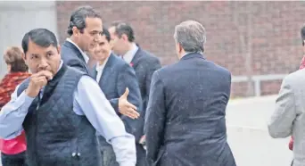  ??  ?? El precandida­to del PRI, PVEM y NA, José Antonio Meade Kuribreña (de espalda), es resguardad­o por un equipo de seguridad conformado por integrante­s del Estado Mayor Presidenci­al.