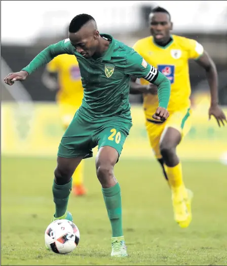  ?? ISITHOMBE NGABE: GALLO IMAGES ?? UMATOME Mathiane ongukapute­ni we-golden Arrows emdlalweni nebaroka FC izolo ngomgqibel­o eprincess Magogo Stadium, Kwamashu.