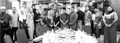  ??  ?? The committee and members of Pewarta together with Shamry (back row, standing fourth left) at the event.