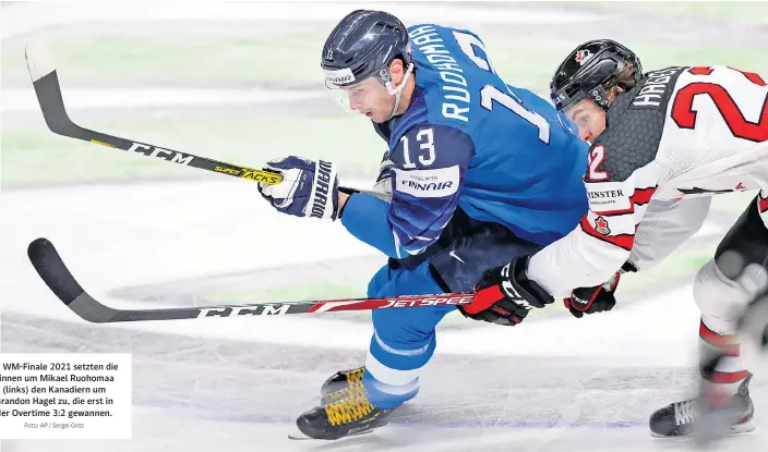  ?? Foto: AP / Sergei Grits ?? Im WM-Finale 2021 setzten die Finnen um Mikael Ruohomaa (links) den Kanadiern um Brandon Hagel zu, die erst in der Overtime 3:2 gewannen.