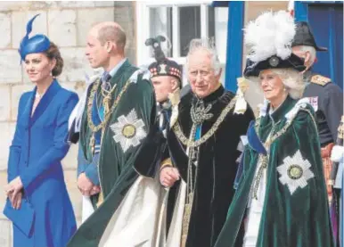  ?? // GTRES ?? Los monarcas británicos junto a los Príncipes de Gales en una ceremonia en Escocia