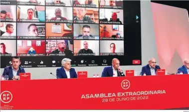  ?? RFEF ?? Los miembros de la mesa presidenci­al, con Luis Rubiales al frente, durante la asamblea extraordin­aria.