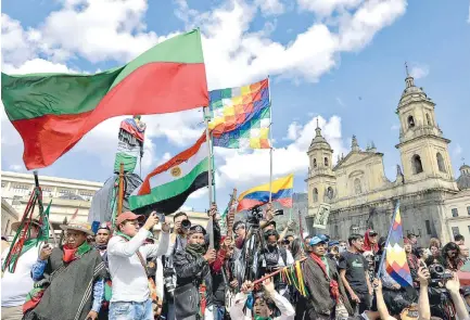  ?? C. ORTEGA ?? ntegrantes de las comunidade­s indígenas colombiana­s llegaron a Bogotá para sumarse al paro y recorrer calles de la capital.