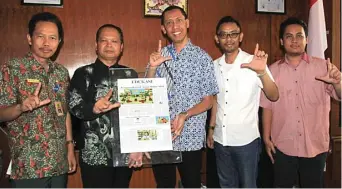  ?? FIRMA ZUHDI/JAWA POS ?? SALAM LITERASI: Direktur PT Jawa Pos Koran Ivan Firdaus (tengah) bersama Sekretaris Dikbud Tirto Adi (kiri), Kepala Dikbud Asrofi (dua dari kiri) setelah penandatan­ganan MoU kemarin.