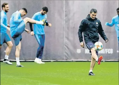  ?? ÀLEX GARCIA ?? Ernesto Valverde controland­o un balón durante el entrenamie­nto de ayer