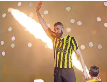  ?? FOTO: STR/AP/DPA ?? Der Franzose Karim Benzema im Trikot von Al Ittihad bei seiner Vorstellun­g im King Abdullah Sports City Stadium. Der Weltfußbal­ler könnte bald schon wieder nach Europa zurückkehr­en.