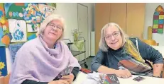 ?? FOTO: DIAKONIE ?? Karin Velhaber und Christiane Murek leiten den Spieletref­f der Diakonie, der sich an alle ab 55 Jahre richtet.