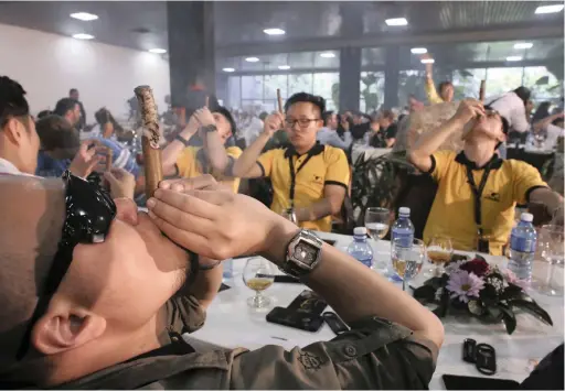  ?? PICTURES: REUTERS ?? WATCH MY ASH: Cmokers compete for the longest ash during the XVIII Habanos Festival in Havana 2016.