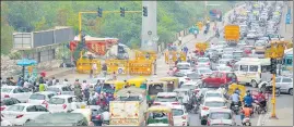  ?? SAKIB ALI/HT ?? Commuters travelling to Delhi are stuck in a traffic jam at the Delhi-Ghaziabad border.
