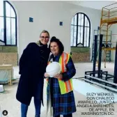  ??  ?? SUZY MENKES, CON CHALECO AMARILLO, JUNTO A ANGELA AHRENDTS, DE APPLE, EN WASHINGTON DC.