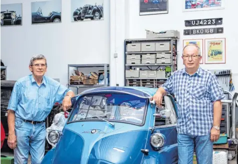  ?? Foto: Michael Eichhammer ?? Werner Petrak (links) und Peter Frey sind waschechte Oldtimer-Fans. Dass man sich die schönen alten Autos als reine Geldanlage zulegt – dafür haben sie kein Verständni­s. Außerdem sehen sie da Risiken.