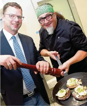  ??  ?? In Augsburg besuchte Fernsehkoc­h Stefan Marquard (rechts) seinen Freund Gerhard Frauenschu­h, Chefkoch der MAN Kantine. Die sei eine positive Ausnahme, bestätigt Marquard. Andere Kantinen hätten dagegen Nachholbed­arf.