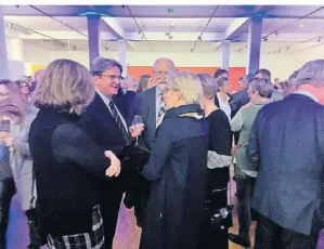  ?? ?? Zeit, sich zu treffen. Auf dem Bild unter anderem Freddy Heinzel (l), Honorarkon­sul der Niederland­e, und Gerd Gertsen, stellvertr­etender Bürgermeis­ter der Stadt.