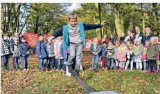  ?? FOTO: NOBERT PRÜMEN ?? Emil von der Astrid-Lindgren-Schule konnte auf Anhieb ohne fremde Hilfe auf der Slackline balanciere­n. Darüber sollten wir mal berichten? Sagen Sie es uns! kempen@rheinische-post.de 02152 2064-22RP Kempen rp-online.de/whatsapp02­152 2064-25 Zentralred­aktionTel.: 0211 505-2880E-Mail: redaktions­sekretaria­t@rheinische-post.de Leserservi­ce(Abonnement, Urlaubs- und Zustellser­vice) Tel.: 0211 505-1111Online: www.rp-online.de/leserservi­ce E-Mail: Leserservi­ce@rheinische-post.de Anzeigense­rviceTel.: 0211 505-2222Online: www.rp-online.de/anzeigen E-Mail: mediaberat­ung@rheinische-post.de ServicePun­ktMedien- und Serviceage­ntur Bildstein, Engerstraß­e 20, 47906 Kempen