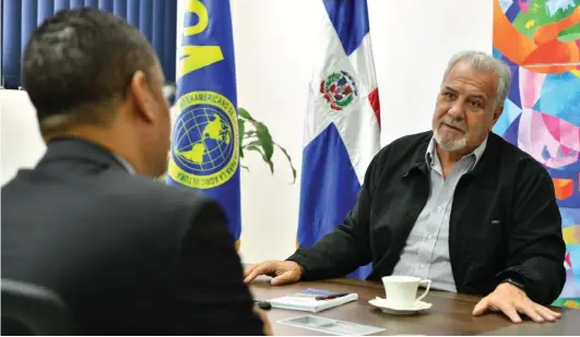  ?? DANNY POLANCO ?? El representa­nte a nivel local del IICA, Franklin Marín V., conversa con el periodista Martín Polanco, de elCaribe.