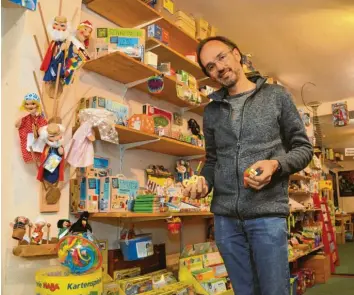  ?? Foto: Vanessa Polednia ?? „Bertils Spielwiese“in Dillingen gibt es bald seit 22 Jahren. Ladenbesit­zer Bertil Angermann probiert seine Spielearti­kel auch selbst gerne aus.