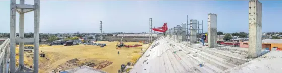  ?? FOTOS HANSEL VÁSQUEZ ?? Panorámica de cómo lucen en estos momentos las obras del estadio Moderno Julio Torres, que en los Juegos Centroamer­icanos y del Caribe se usará para fútbol y rugby.